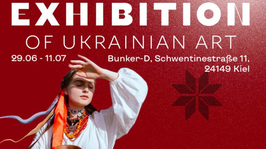 Ein rotes Ausstellungsplakat mit einer Frau in ukrainischer Tracht.