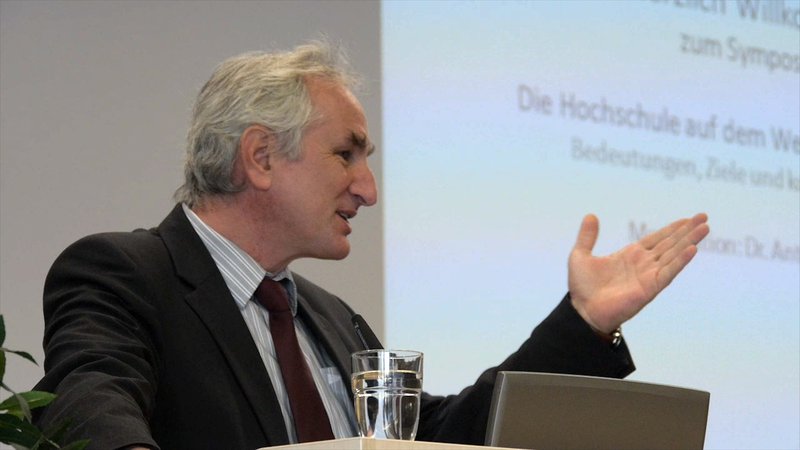 Prof. Ulrich Bartosch (VDW) während seiner Begrüßungsrede