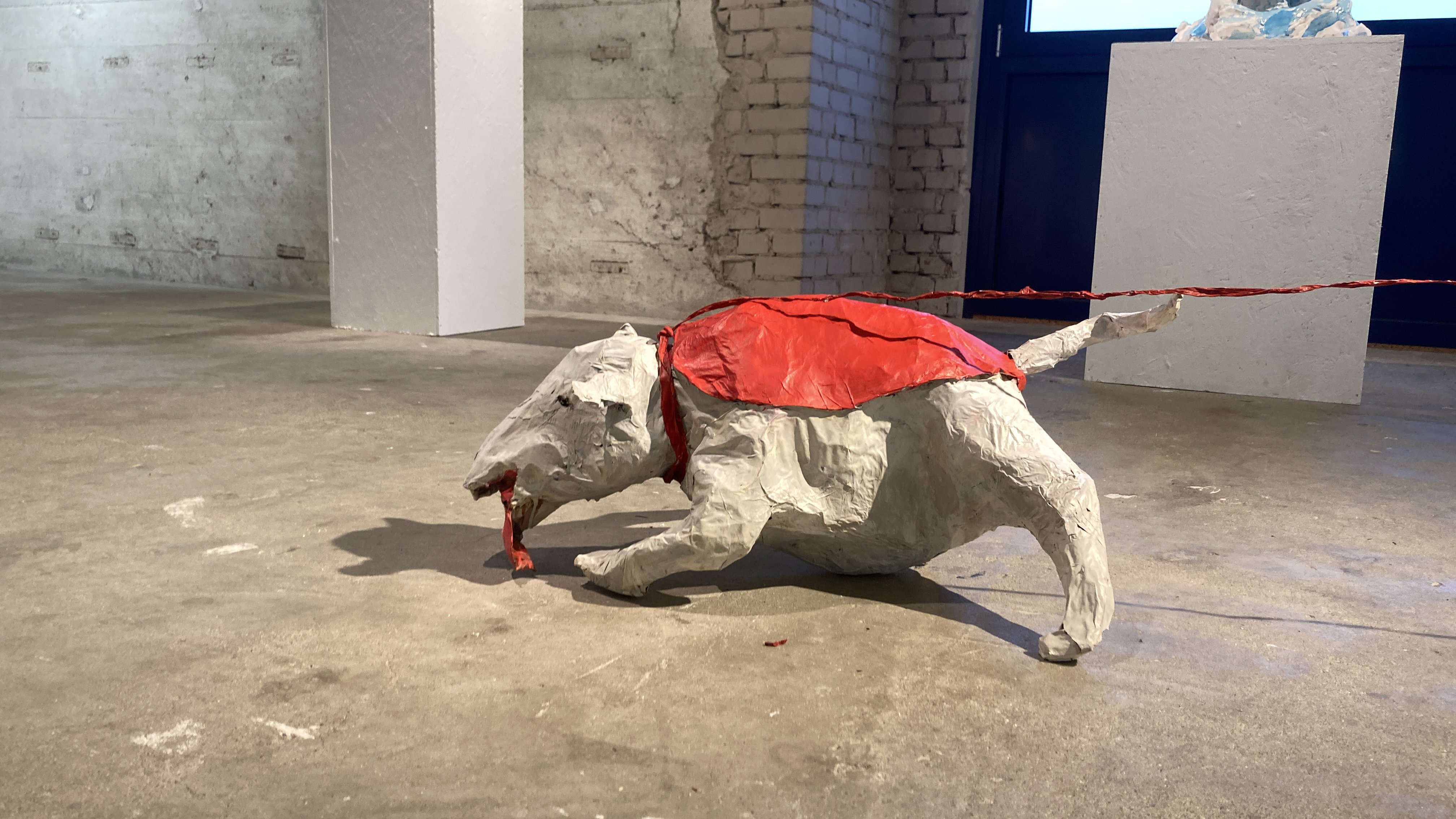 Papierskulptur von Britta Hansen im Bunker-D, Hund der an Leine zieht