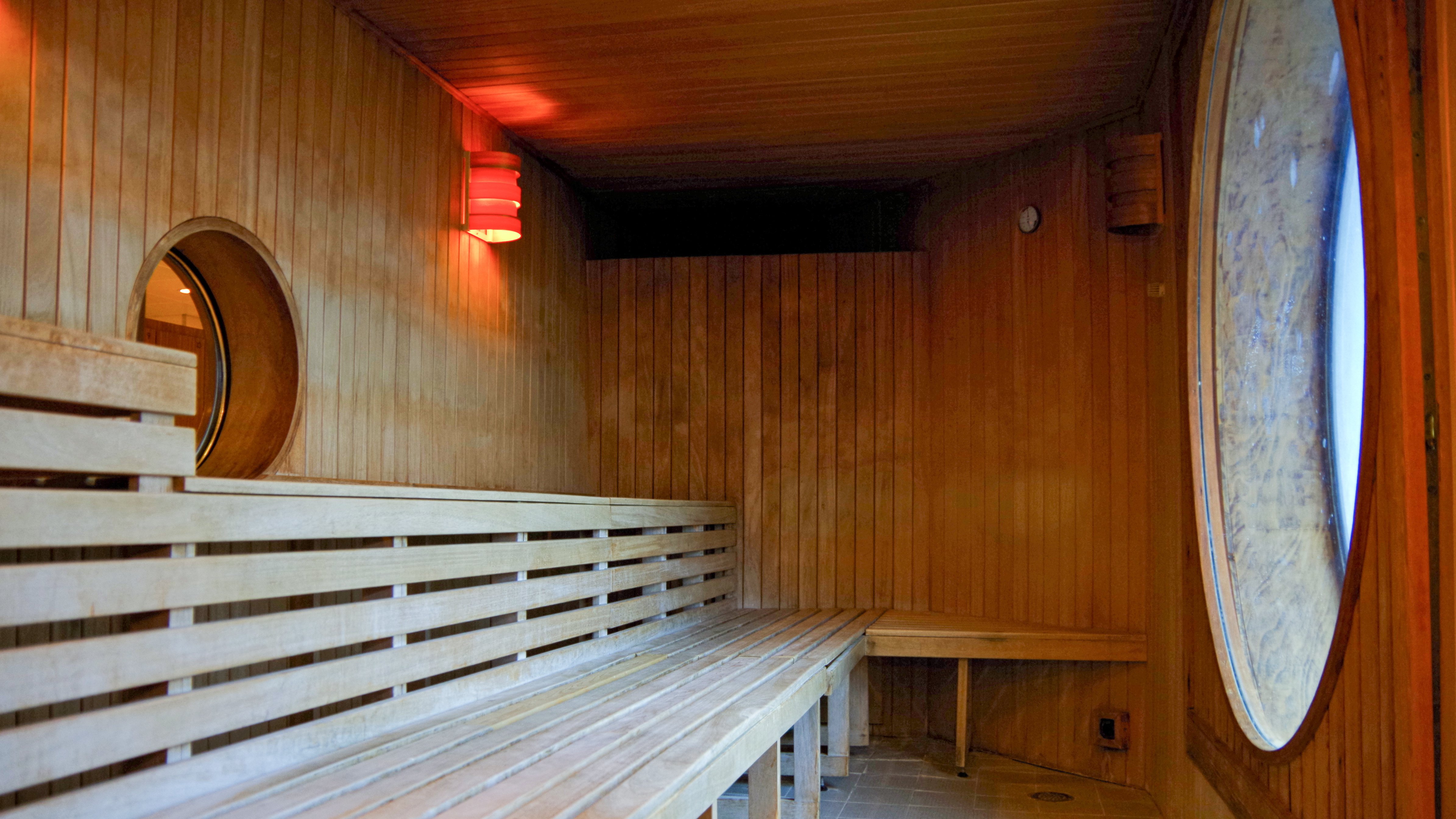 Blick in eine menschenleere Sauna