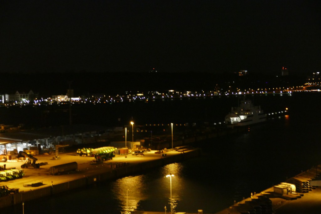 Der Kieler Hafen und seine Lichter am Abend.