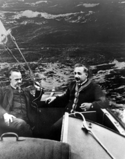 Hermann Anschütz-Kaempfe und Albert Einstein beim Segeln auf der Kieler Förde