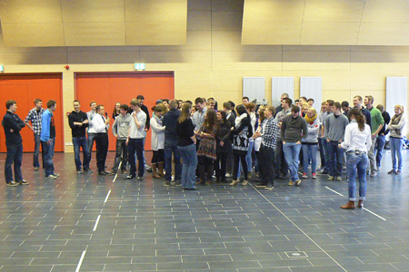 Viele Studierende warten in einer Halle.