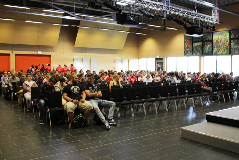 Erstsemester Informatik und Elektrotechnik hören einen Vortrag im Audimax der Fachhochschule Kiel