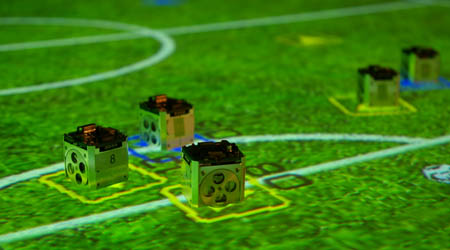 Ein miniatur Fussballfeld, versehen mit mehreren Sensoren, die ein Spiel ermöglichen.