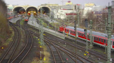 Die Gleise führen in den Kieler Hauptbahnhof hinein und aus ihm heraus.