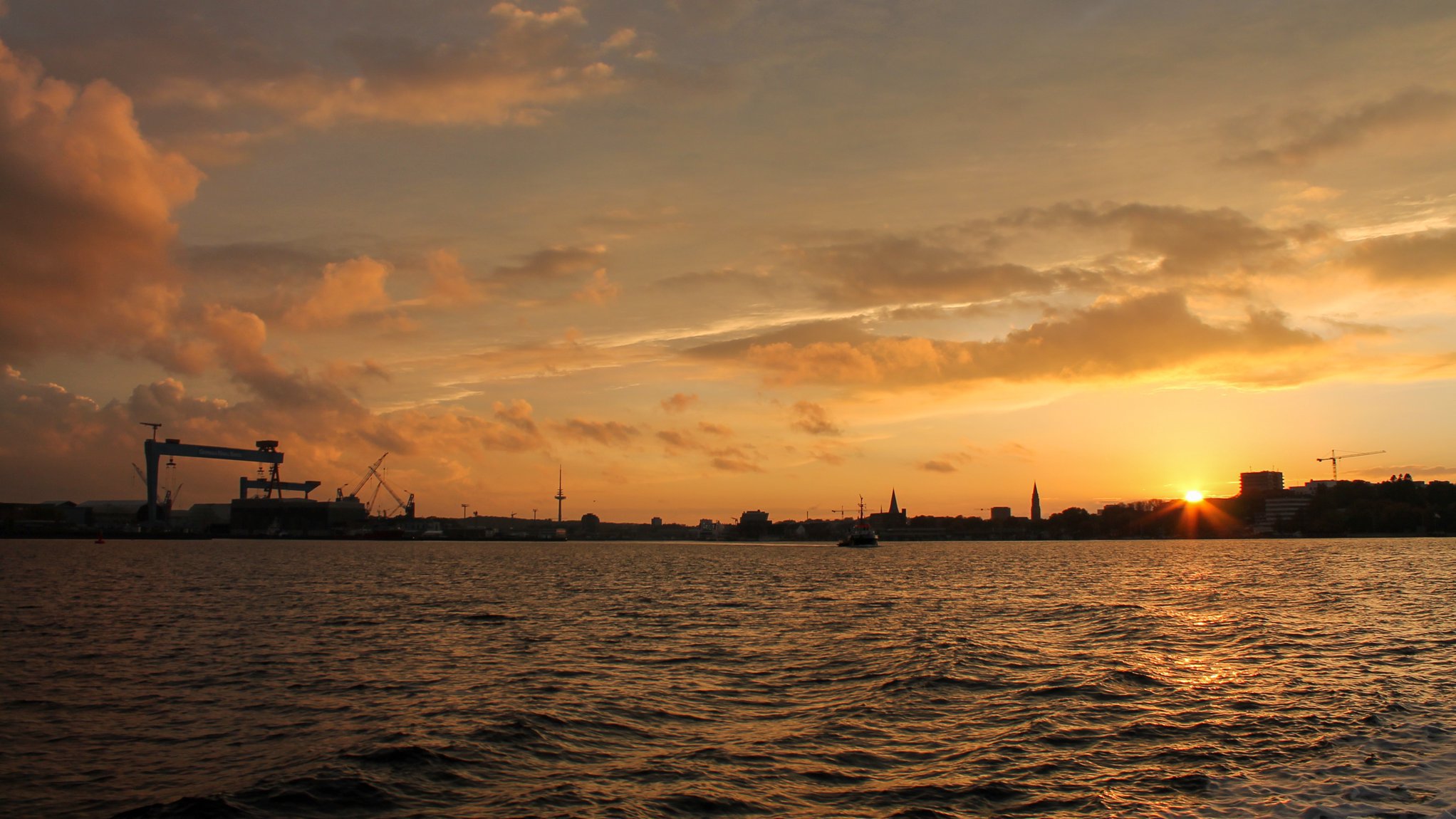 Skyline von Kiel im Sonnenuntergang, von der Kieler Förde aus