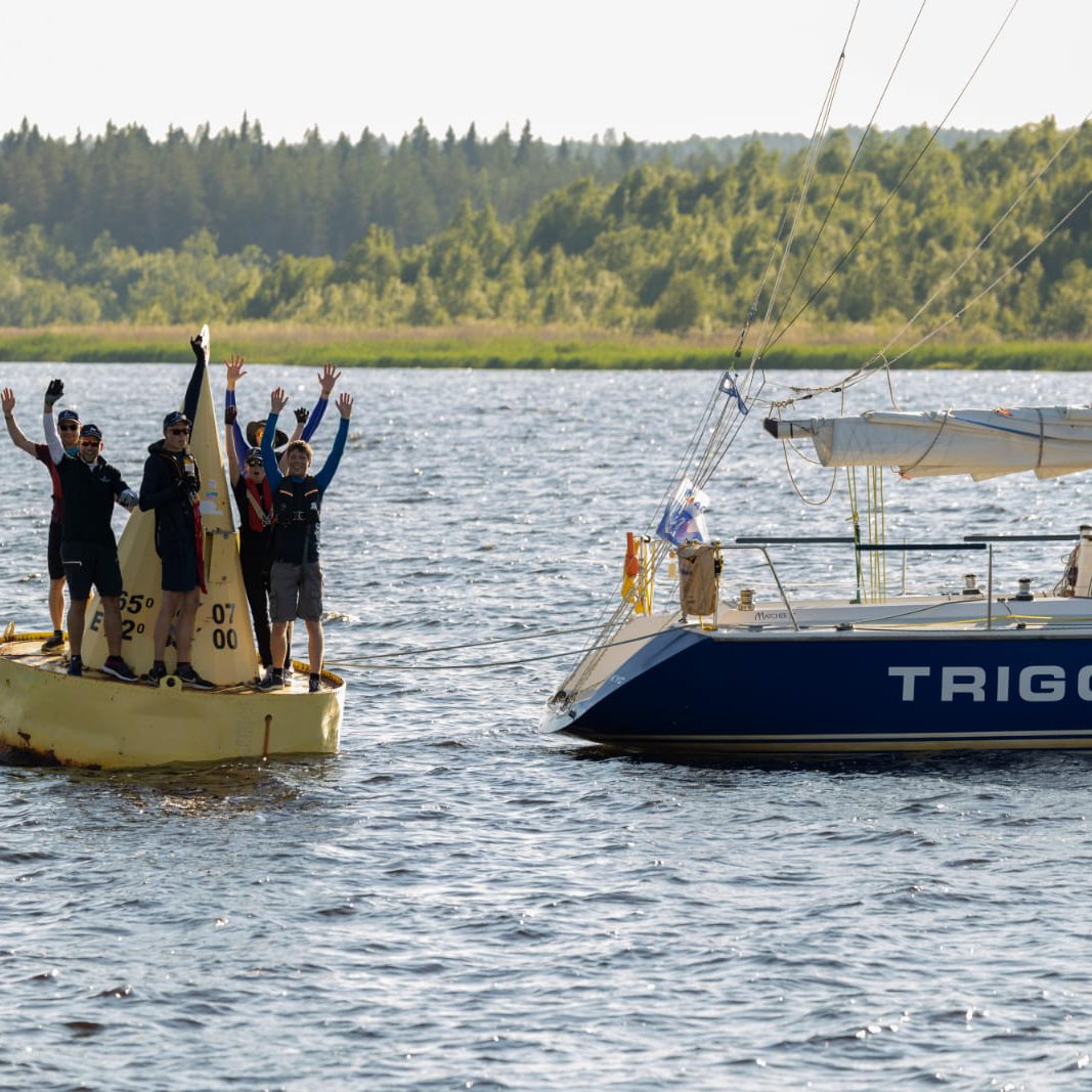 Menschen auf einer Zieltonne vor Töre in Schweden