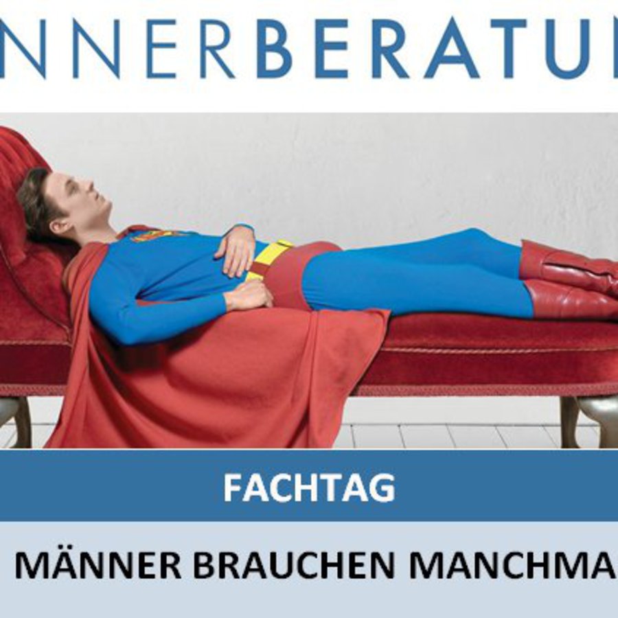 Superman liegt auf rotem Sofa