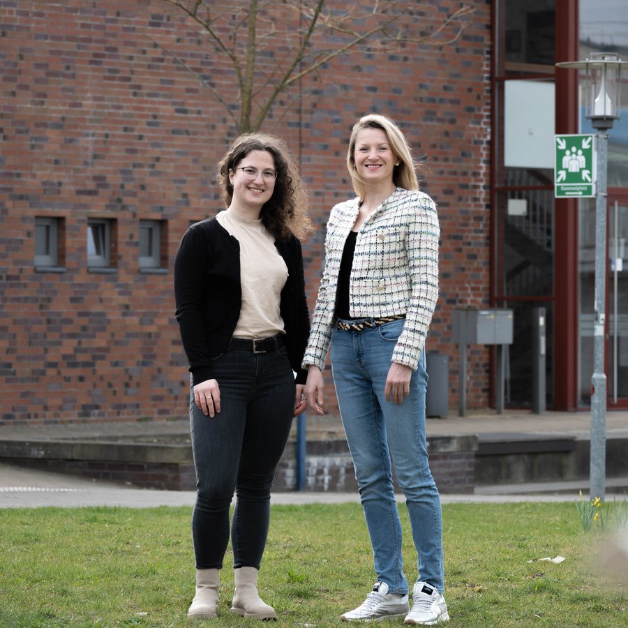 Zwei Frauen auf einer Grünfläche