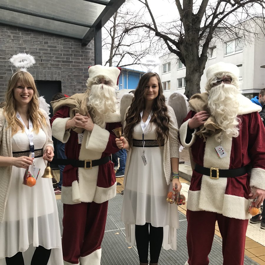 Zwei Weihnachtsmänner und zwei Engel