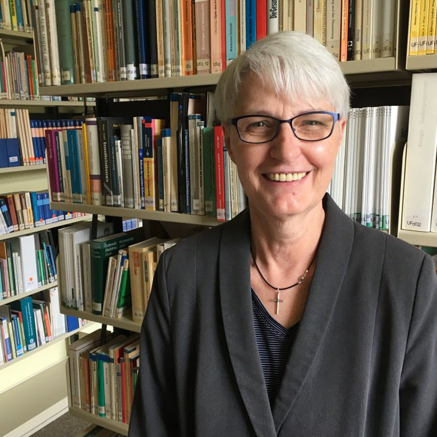 Das Portraitfoto zeigt Barbara Klein in der Bibliothek des Fachbereichs Agrarwirtschaft.