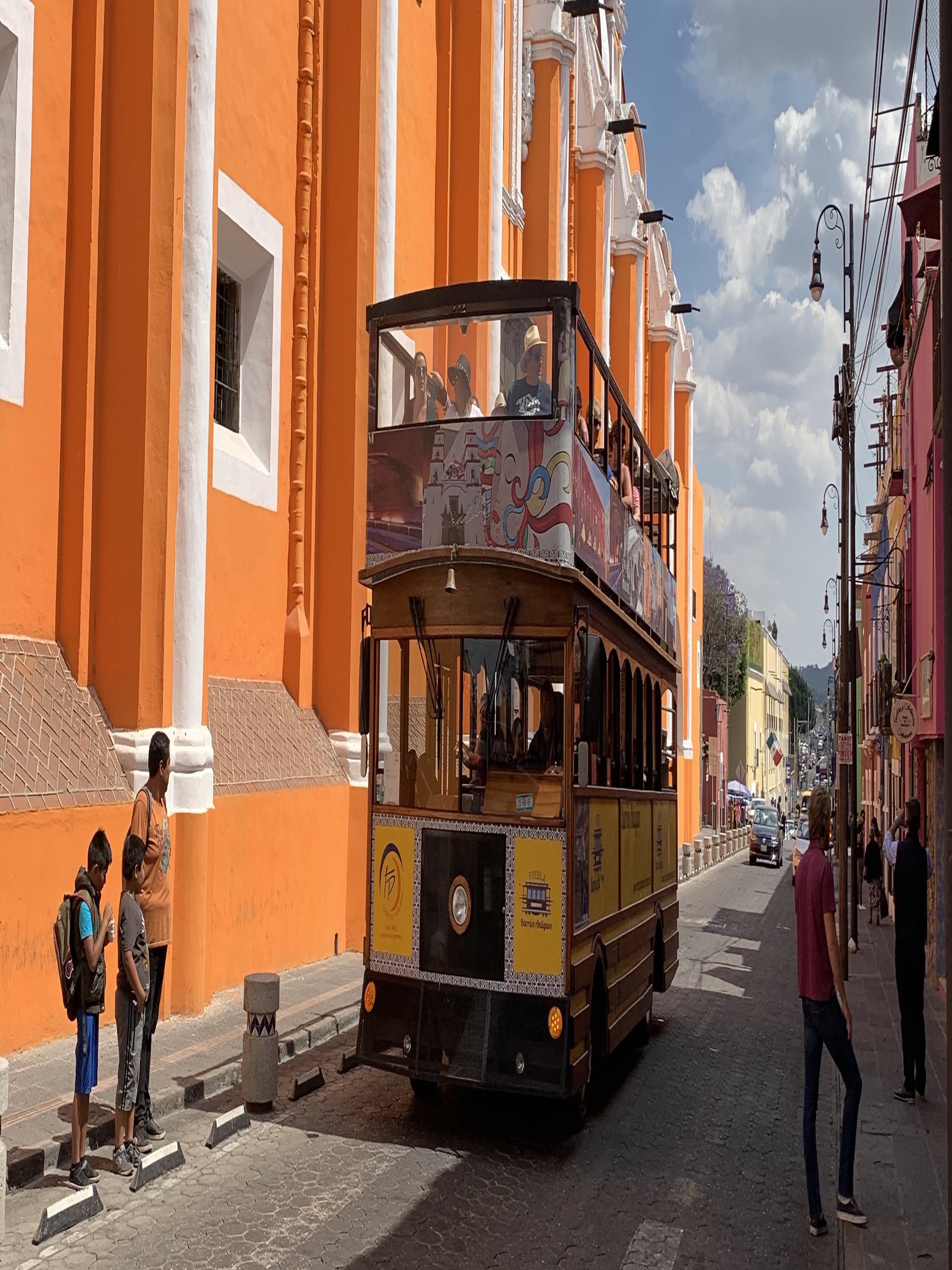 In der malerischen Stadt Puebla gab es für die Studierenden viel zu entdecken. Ein alter Straßenbus gehörte zu den vielen kleinen Sehenswürdigkeiten dazu. Foto: Tobias Specker