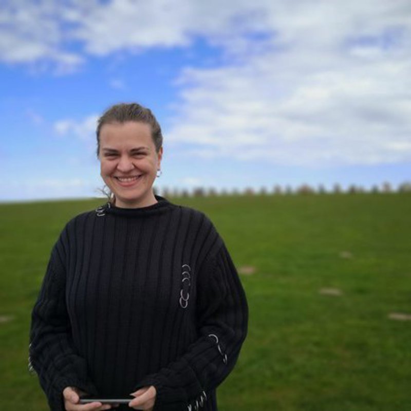 Im Vordergrund Marie Epler und im Hintergrund das schwedische Äquivalent zum Stonehenge: Ales Stenar. (Foto: Epler)