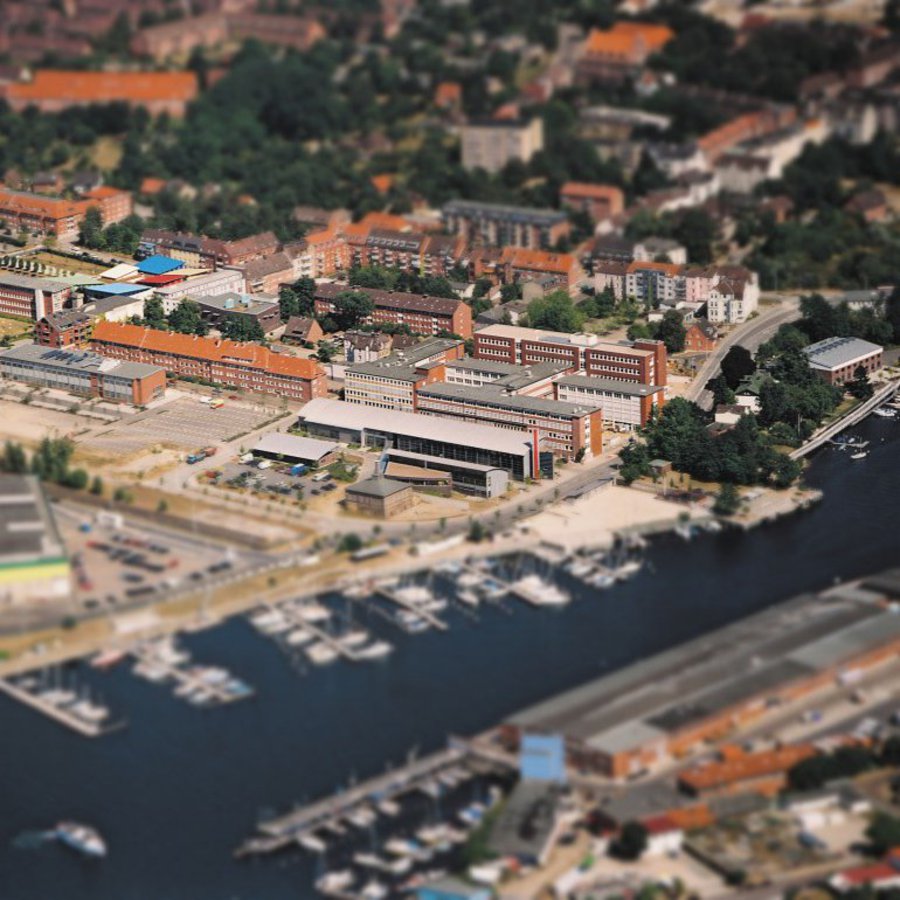 Das Foto erlaubt einen umfangreichen Blick audf den Campus der FH Kiel.
