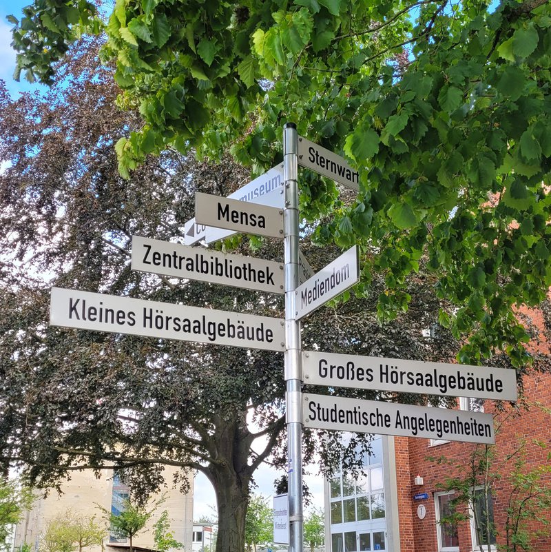 Schild-Wegweiser auf dem Campus der Fachhochschule