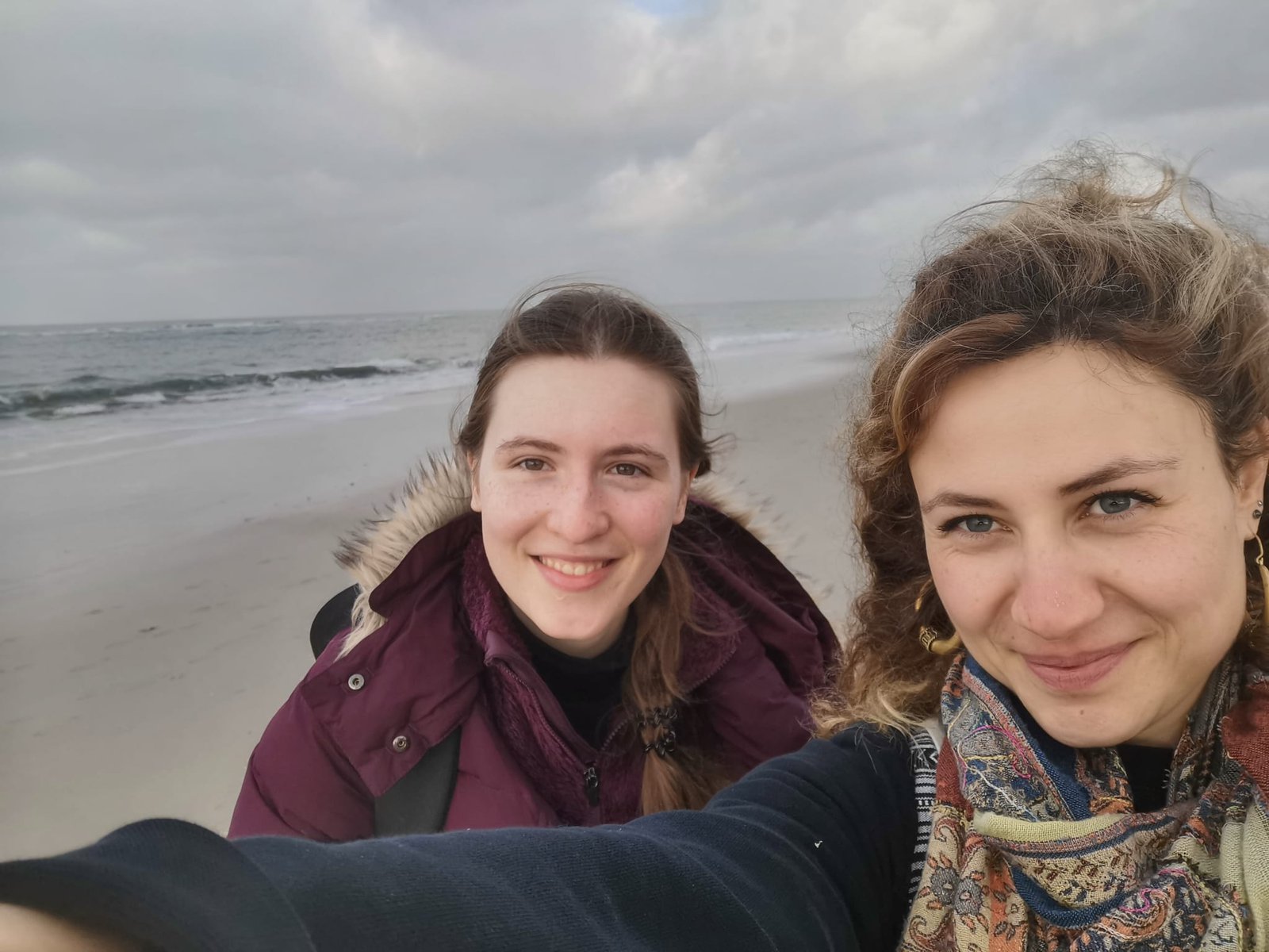 Die Studentinnen Rayyan und Sarina am Strand in der Nähe von Kiel. 