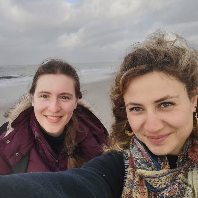 Die Studentinnen Rayyan und Sarina am Strand.