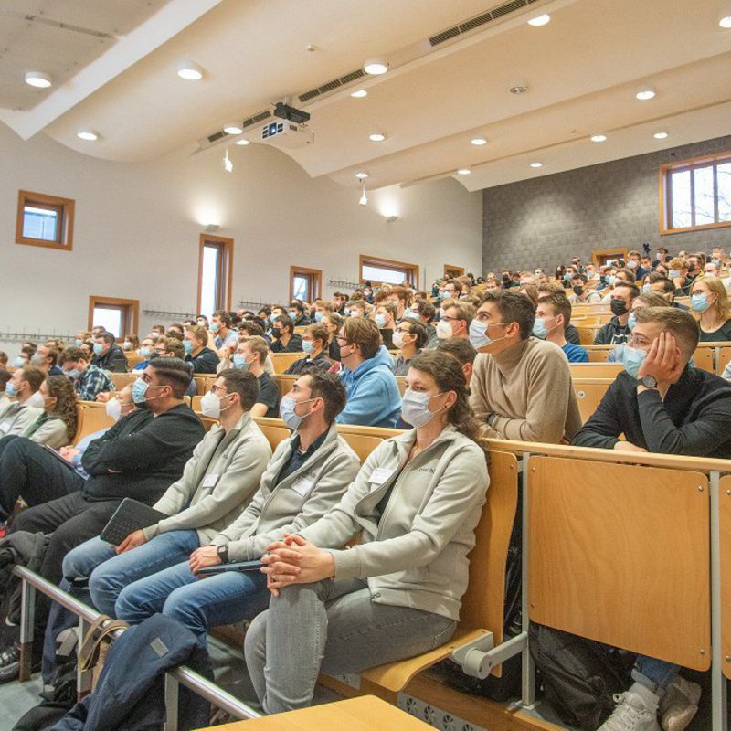 Viele Studierende sitzen in einem großen Hörsaal. Foto: Sönke Schaack.  