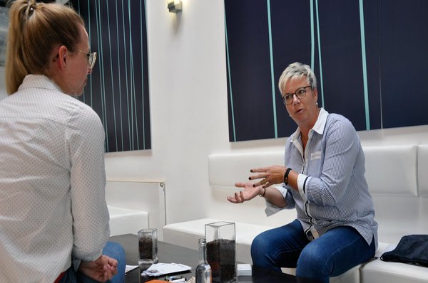 Dorina Bausch sucht beim Speed-Mentoring das Gespräch mit Heike Hörmann von der IHK (r). Foto: Hiller