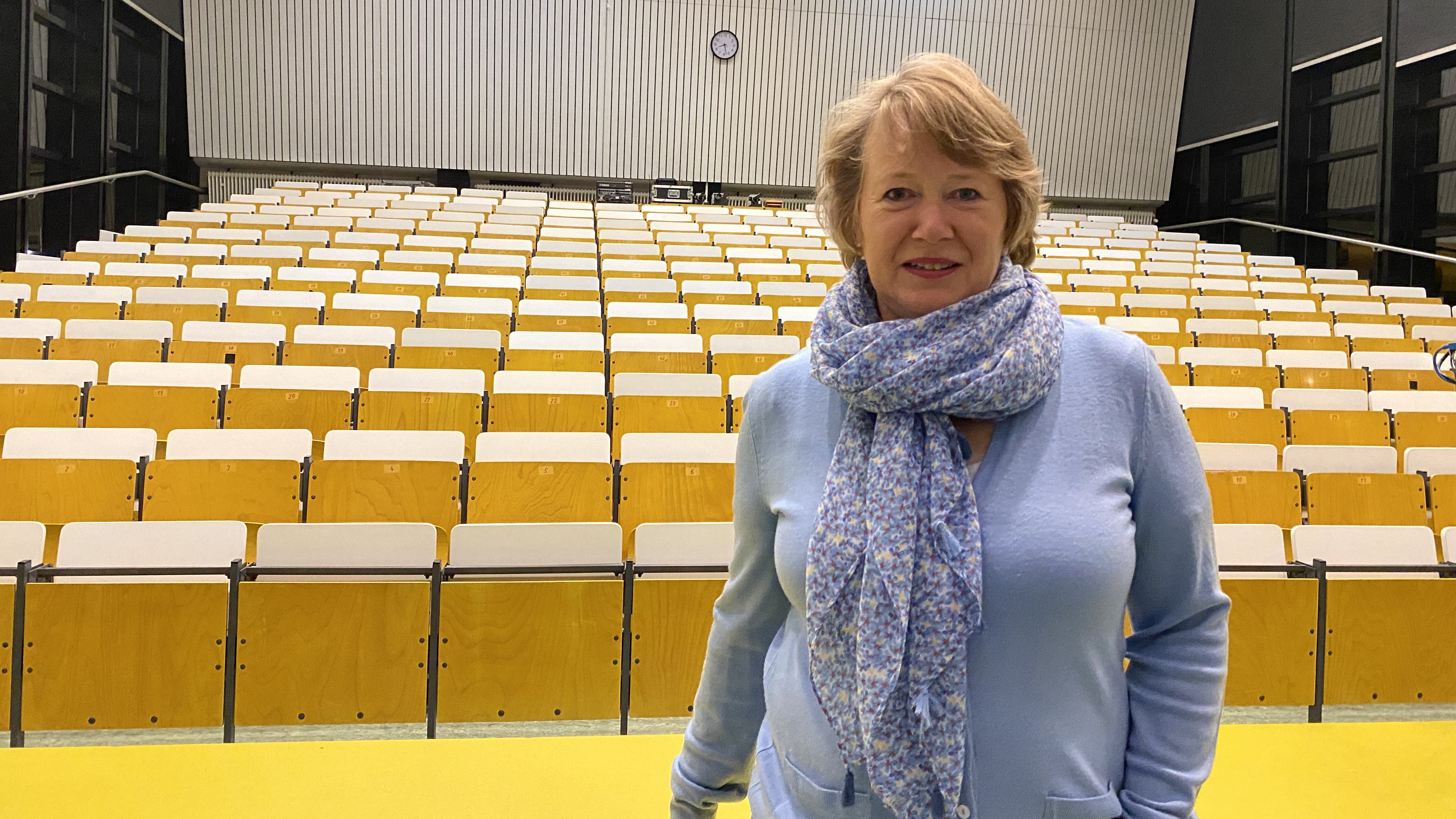 Prof. Dr. Doris Weßels vor dem Start der Abschlussveranstaltung des Science Day 2023 in Kiel im Physikzentrum der CAU