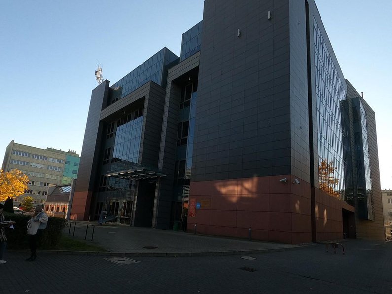 Glasfassade und Eingang der Universität Lodz