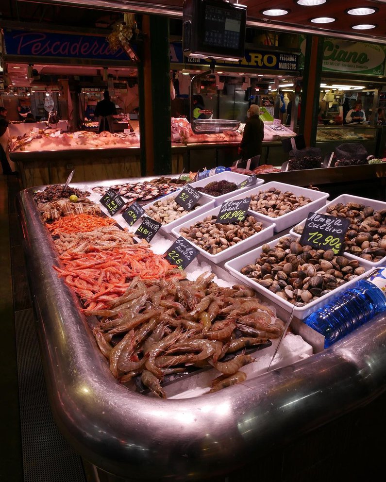 ein Bild von Meerestieren und Früchten vom Markt