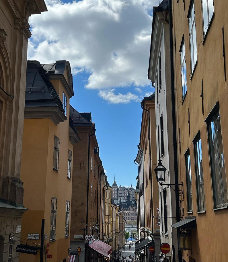 eine enge aber schöne Gasse in Stockholm