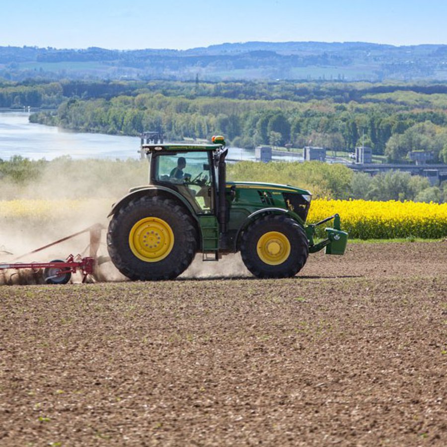 Traktor auf dem Feld