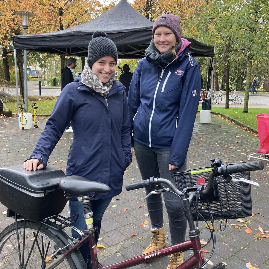 zwei Frauen an einem Fahrrad