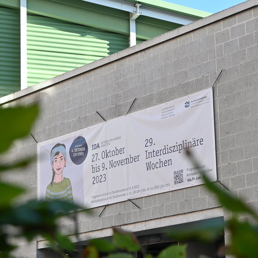 Blick auf das IDW-Banner am Großen Hörsaalgebäude der FH Kiel
