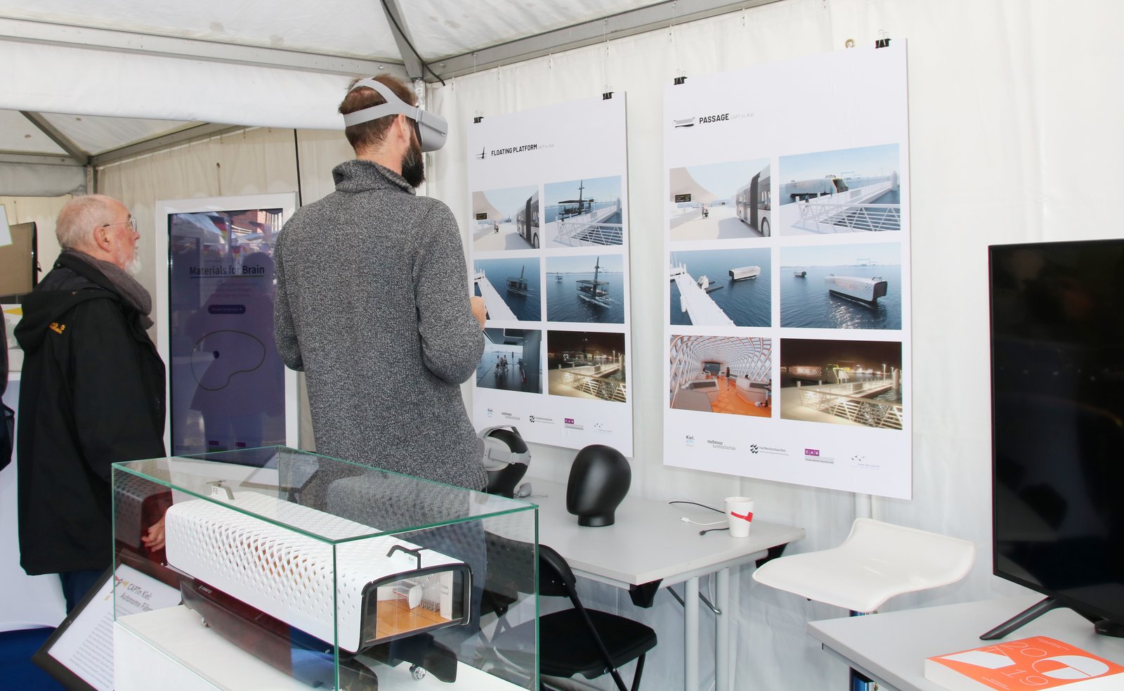 Tobias Gehrke (Muthesius Kunsthochschule) präsentiert das Kooperationsprojekt CAPTin Kiel mittels VR-Brille.