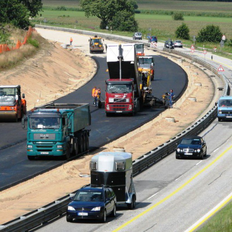 Ein Abschnitt einer Autobahnstrecke, der neu mit Teer versehen wird.