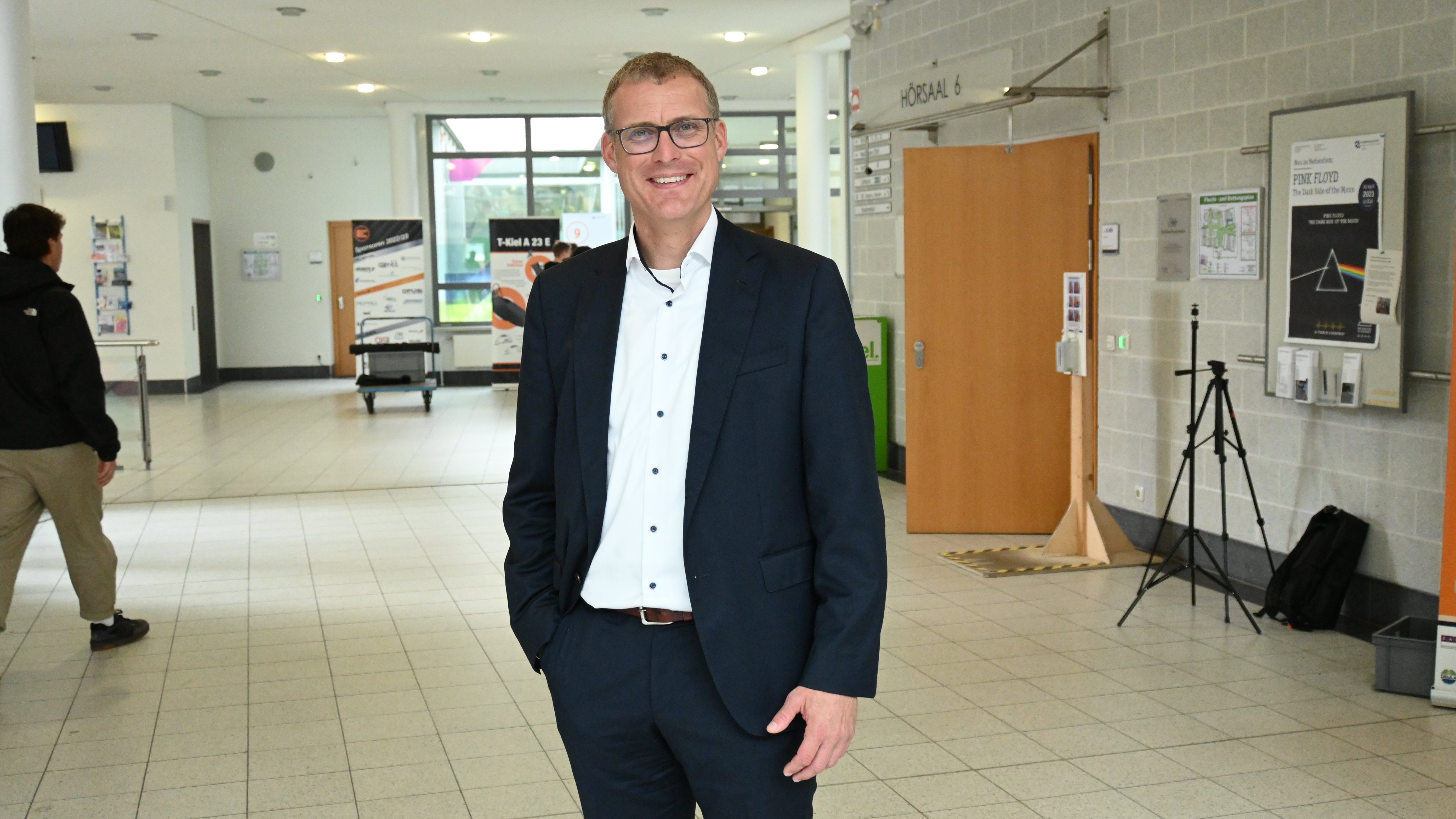 FH-Präsident Prof. Dr. Björn Christensen beim Science Day 2023 Kiel im Foyer des Großen Hörsaalgebäudes