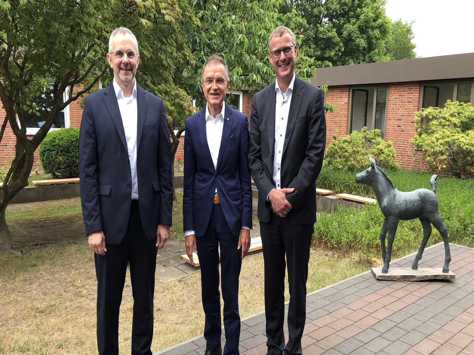 Ehrensenator Prof. Klaus (Mitte) mit Laudator Prof. Hardiman (links) und FH-Präsident Prof. Christensen.