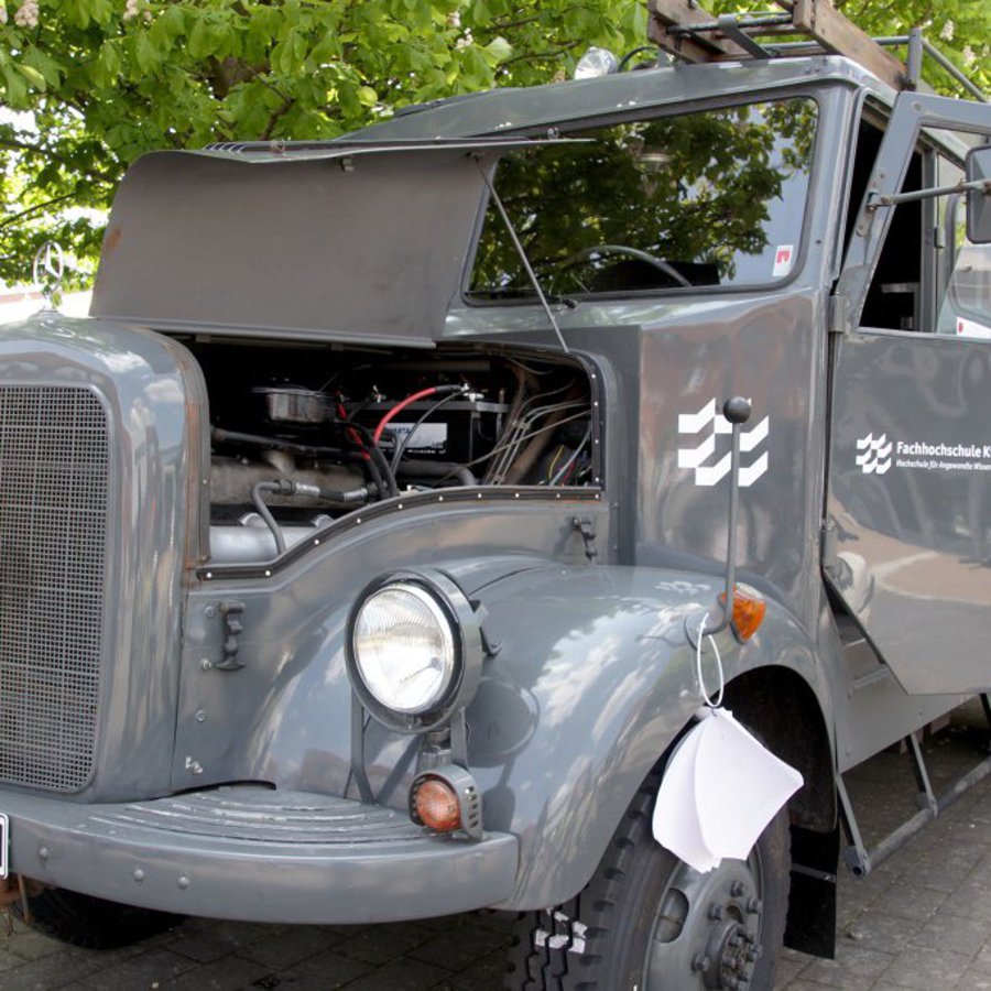 Ein grauer Oldtimer-Lastkraftwagen auf dem Sokratesplatz auf dem Campus der FH Kiel.