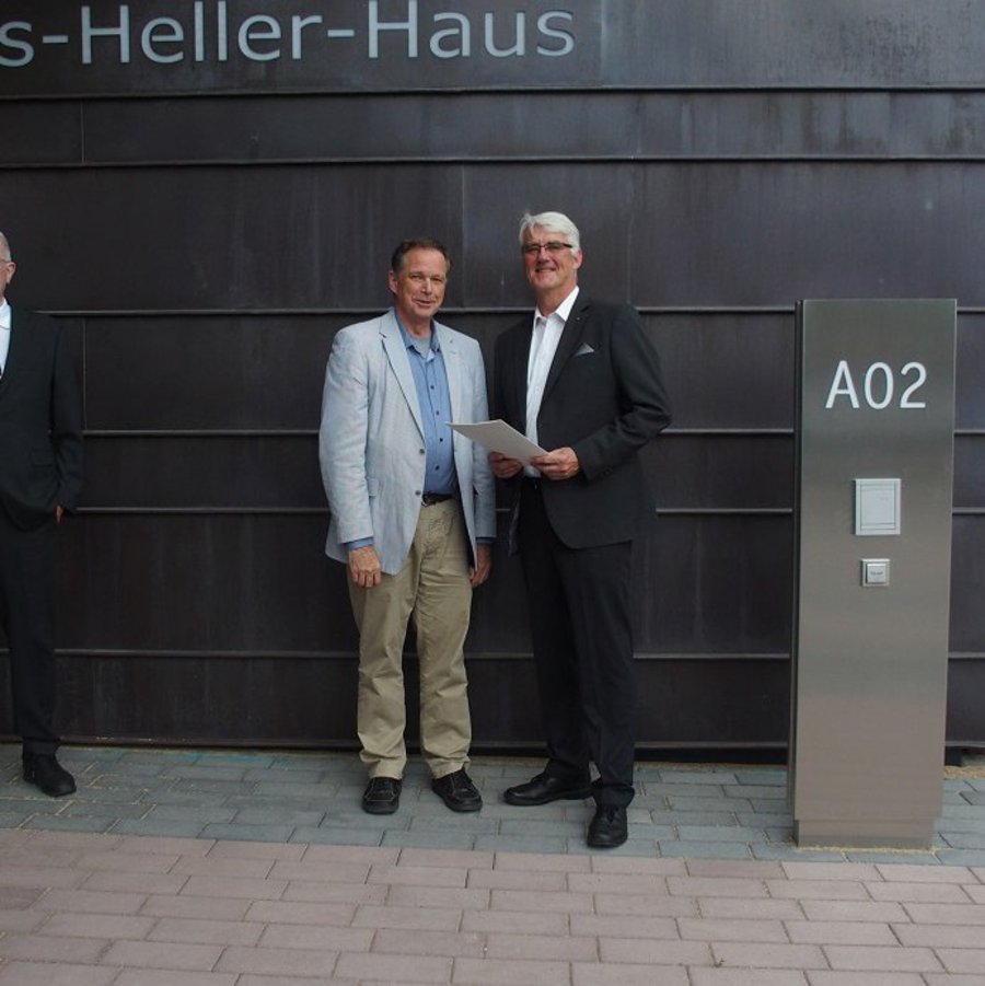 Drie Männre vor Claus-Heller-Haus