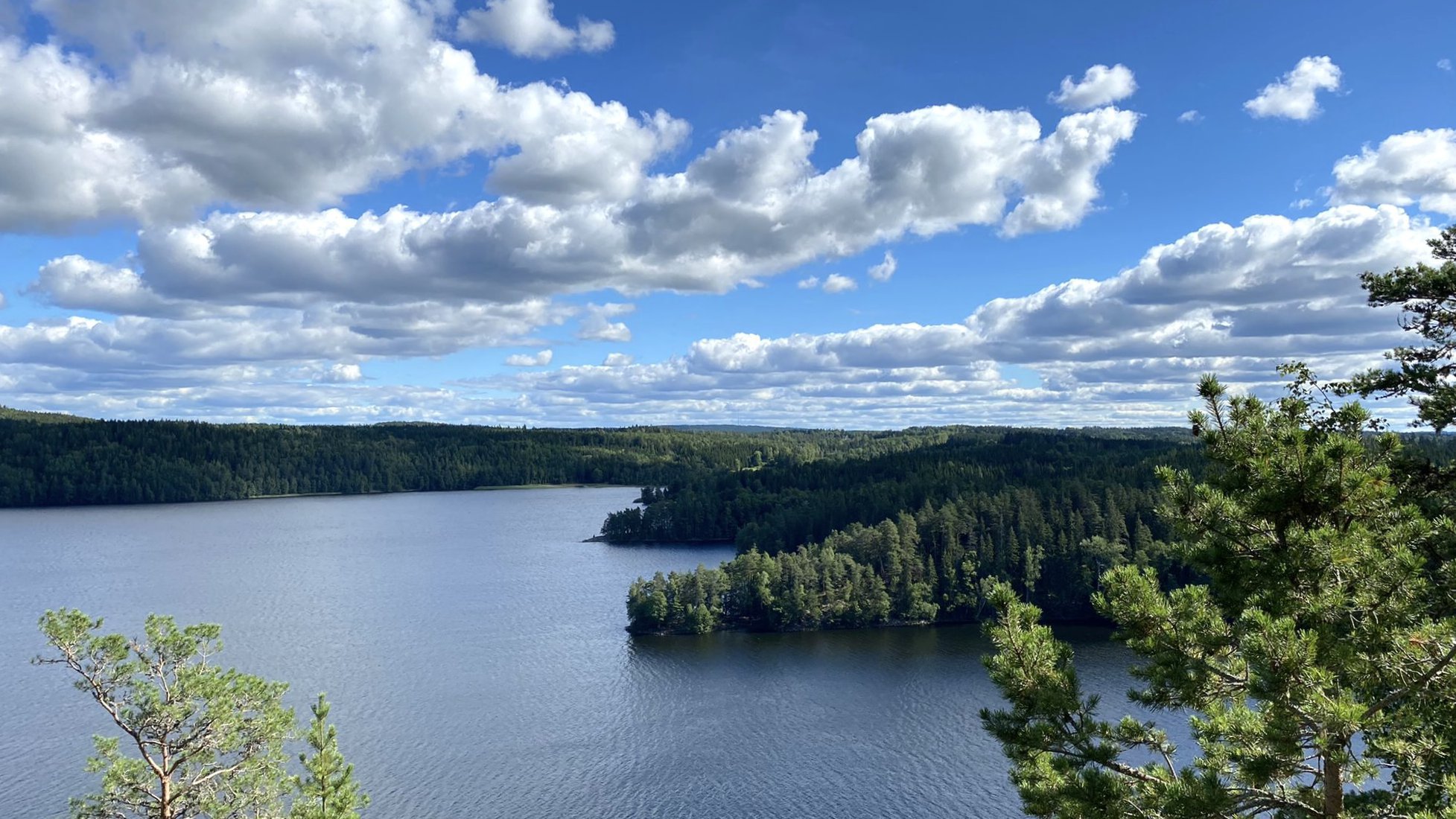 Blick auf eine Seenlandschaft in Schweden