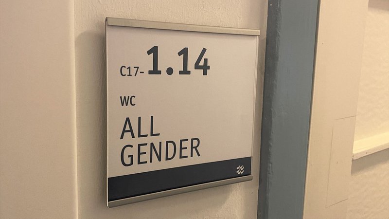Beschilderung einer All-Gender-Toilette in Gebäude C17, Raum 1.14