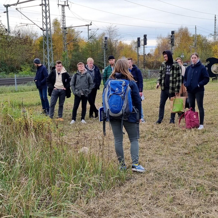 Menschen auf einer Wiese