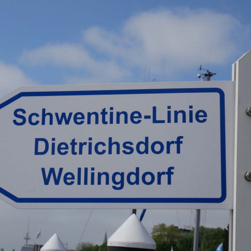 Ein Schild mit der Aufschrift "Schwentine-Linie Dietrichsdorf Wellingdorf"