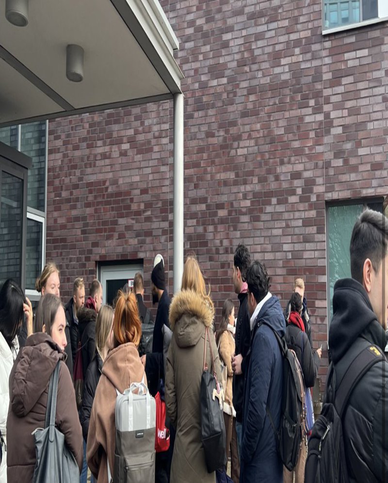 Erstis vor dem Audimax