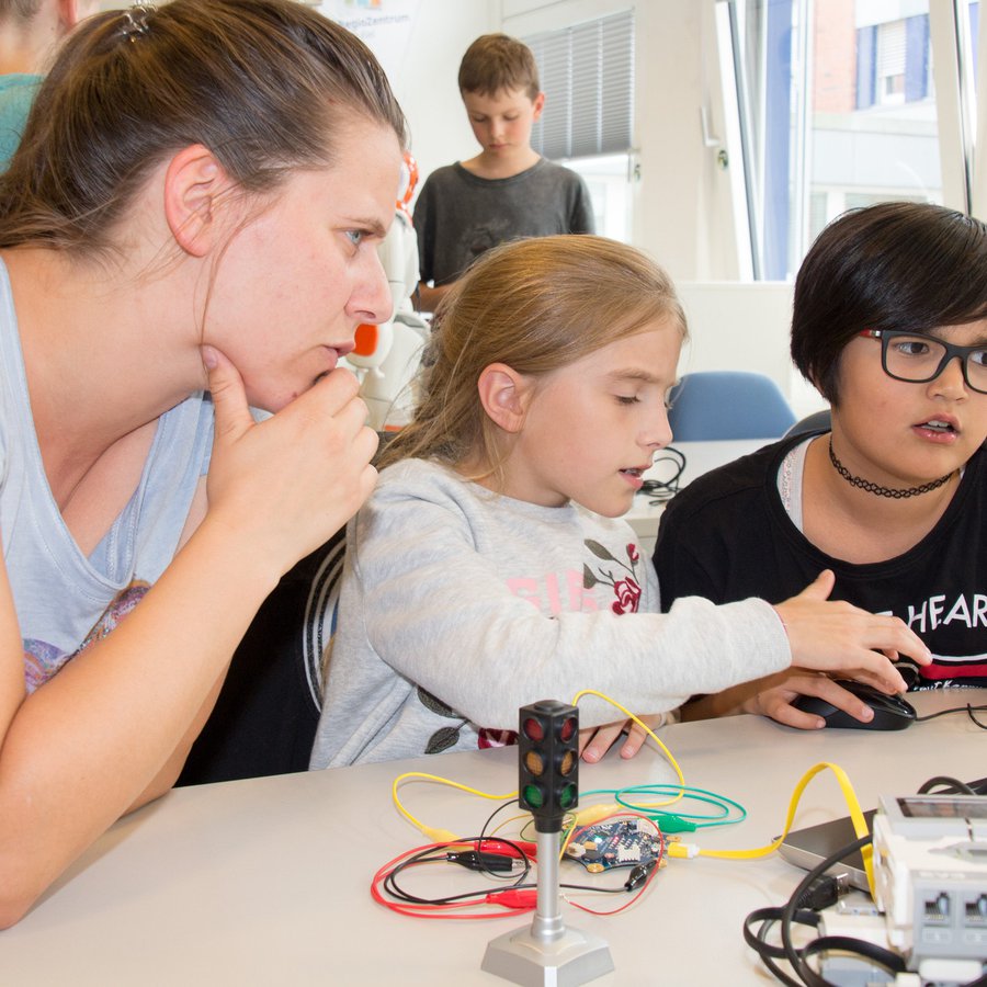 Ann-Kristin ist Studentin an der FH Kiel und unterstützt Elina und Josie beim Programmieren (v.l.n.r).