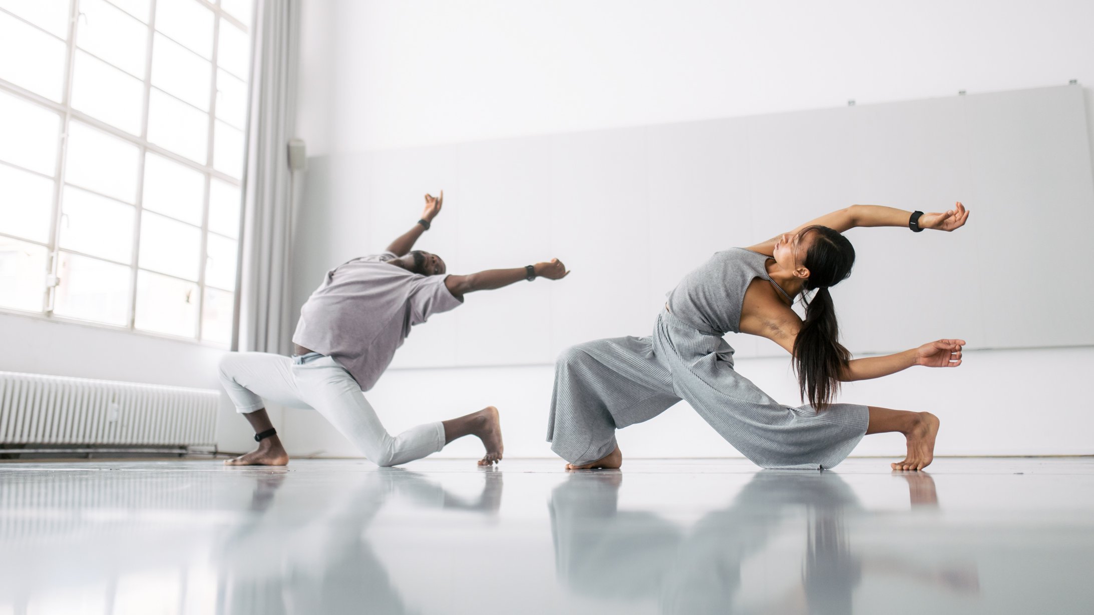 Ein Tänzer und eine Tänzerin tragen die Sensor-Wearables an Handgelenken und Knöcheln und steuern Klänge über ihre Bewegungen.