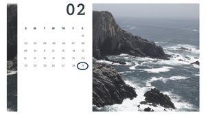 Das Bild zeigt einen Kalender, den ein Küstenmotiv ziert.