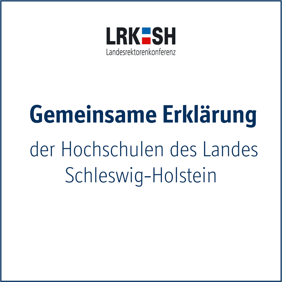 Schriftzug: Gemeinsame Erklärung der Hochschulen des Landes Schleswig-Holstein   An unseren Hochschulen studieren, arbeiten und forschen Menschen aus zahlreichen Ländern dieser Erde. Gemeinsam gestalten wir den Wissenschaftsstandort Schleswig-Holstein und sind angewiesen auf die Vernetzung untereinander und mit anderen Hochschulen weltweit. Vielfalt ist ein wertvolles Gut, das wir bewahren möchten, und Offenheit ein Wert, für den wir einstehen.   Die Hochschulen des Landes Schleswig-Holstein verurteilen die Pläne rechtsextremer Kräfte, Millionen Menschen zu entrechten und zu deportieren. Diese Absichten sind ein Angriff auf unsere Demokratie, unsere Grundwerte, die Würde des Menschen. Sie stellen unsere freie Gesellschaft in Frage und sind eine unmittelbare Gefahr für unser friedliches und vielfältiges Miteinander. Null Toleranz für Intoleranz!  Die zahlreichen Demonstrationen der vergangenen Tage haben gezeigt, dass es in unserem Land eine immer größere Zahl von Menschen gibt, die das rassistische Menschenbild rechtsextremer Bewegungen nicht teilen. Diese Demonstrationen sind ein Zeichen gegen Hass und Hetze, Ausgrenzung und Diskriminierung, Faschismus und Rechtsextremismus sein. Es ist höchste Zeit, dass die demokratischen Kräfte des Landes ihre Stimme erheben und laut werden, um unsere Demokratie und freie Gesellschaft gegen diejenigen zu schützen, die sie einschränken oder zerstören wollen. Als demokratische Orte des Wissens bekunden auch wir unsere Solidarität öffentlich:  Die Hochschulen des Landes Schleswig-Holstein stehen Seite an Seite mit allen, die sich für Menschlichkeit, Respekt und ein solidarisches Miteinander einsetzen. Als Hochschulen des Landes heißen wir Menschen willkommen, – unabhängig von Hautfarbe, Glaubensrichtung, Geschlecht, sexueller Orientierung und Herkunft. An dieser Stelle verweisen wir auch auf die Erklärung der Hochschulrektorenkonferenz, die wir ausdrücklich unterstützen.   Lassen Sie uns Haltung zeigen für eine solidarische Gesellschaft, Meinungsvielfalt, Pluralismus und Diversität, und verteidigen wir gemeinsam unsere Demokratie!