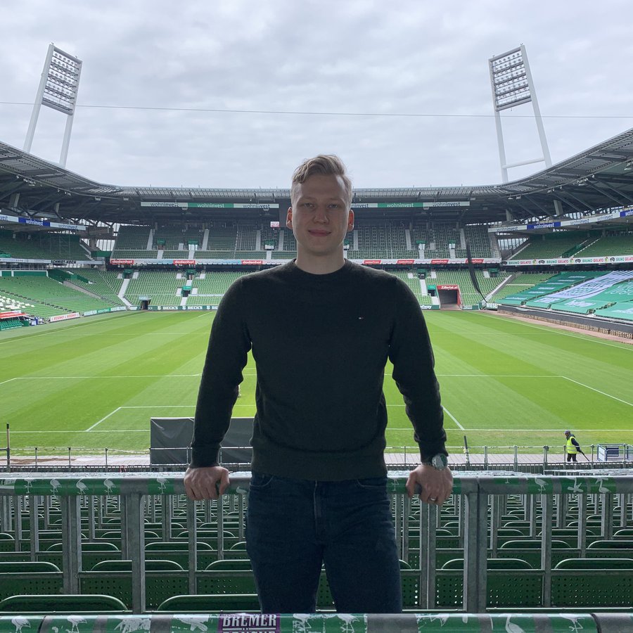 Lennard Worobic im Stadion von Werder Bremen.