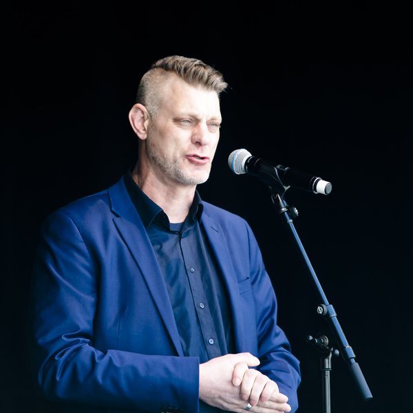 Ein Geschenk: Einen Slam-Text auf die Fachhochschule performte Slammer Björn Högsdal. Foto: Molter