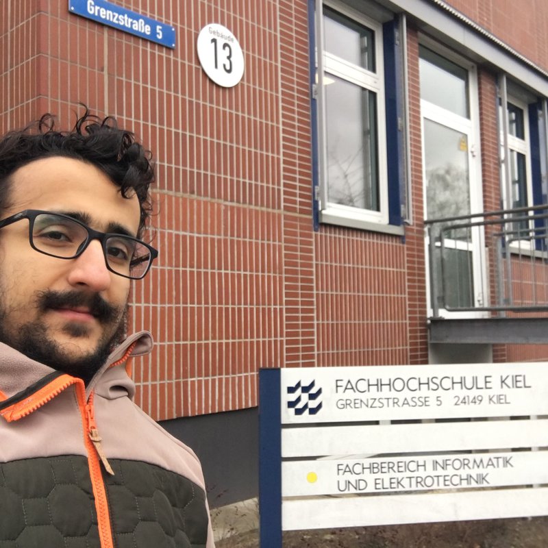 Erasmus-Student Eliass Kaddouri vor Schild Fachbereich Informatik und Elektrotechnik