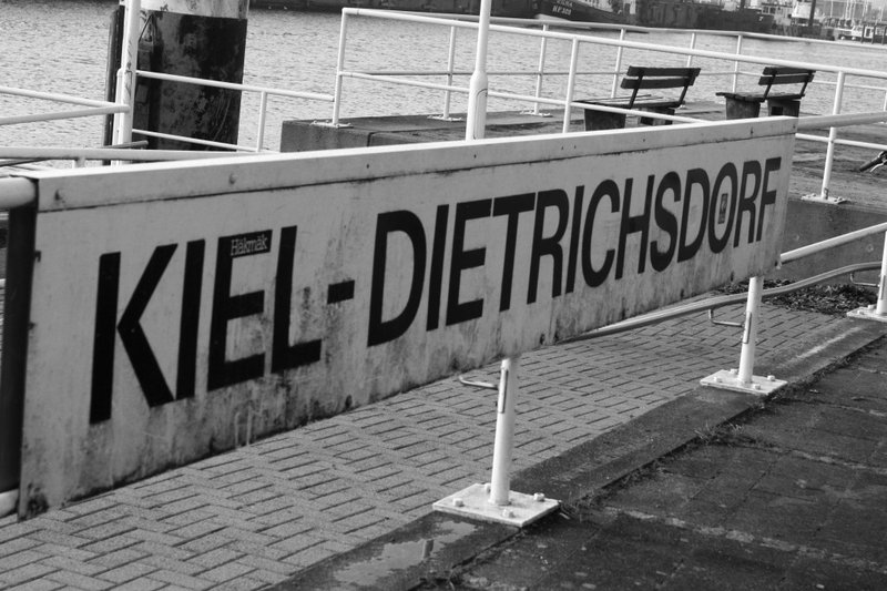 Ein Schwarz-Weiß-Bild des heutigen Fähranlegers "Kiel-Dietrichsdorf".